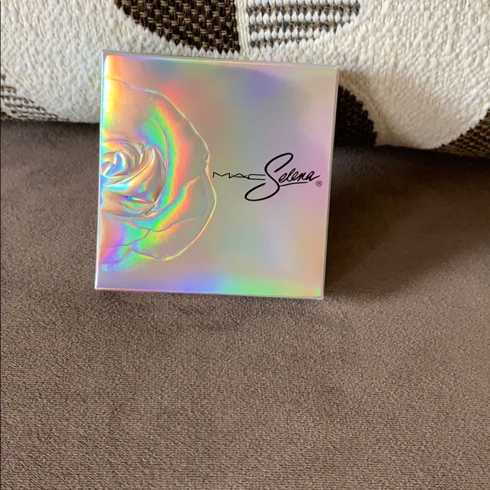 *BRAND NEW* MAC SELENA LA LEYENDA *PEARL ON GOLD*